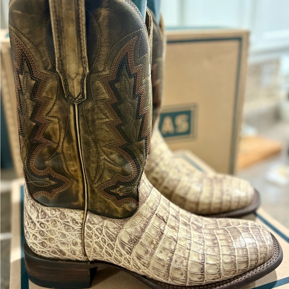Western Cowboy Boots with Crocodile Texture